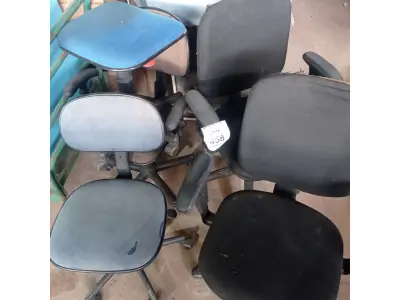 LOTE 458 - 05 CADEIRAS. (NO ESTADO) ATENÇÃO! FAZER A VISITAÇÃO ANTES DE ARREMATAR, NÃO SABEMOS SE FUNCIONA. LEILÃO NÃO TEM GARANTIA E NEM DEVOLUÇÃO, SUJEITO A POSSÍVEIS AVARIAS VISÍVEIS/OCULTAS E/OU AUSÊNCIA DE COMPONENTES.