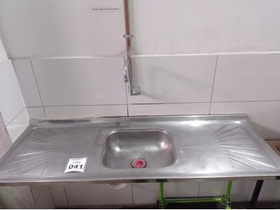 LOTE 041 - 01 PIA EM INOX 1,50CM X 0,53CM COM TORNEIRA. (NO ESTADO) ATENÇÃO! FAZER A VISITAÇÃO ANTES DE ARREMATAR, NÃO SABEMOS SE FUNCIONA. LEILÃO NÃO TEM GARANTIA E NEM DEVOLUÇÃO, SUJEITO A POSSÍVEIS AVARIAS VISÍVEIS/OCULTAS E/OU AUSÊNCIA DE COMPONENTES.