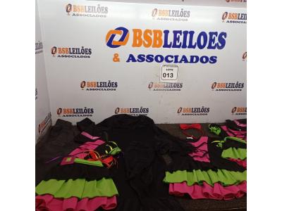 LOTE 013 - 03 VESTIDOS DE BRUXINHA, SENDO 02 COM ACESSÓRIOS COMPLETOS TAMANHO M E 01 FANTASIA MORTIÇA COM CAPA E LENÇO TAMANHO P. (NOVO) (NO ESTADO) ATENÇÃO! FAZER A VISITAÇÃO ANTES DE ARREMATAR, NÃO SABEMOS SE FUNCIONA. LEILÃO NÃO TEM GARANTIA E NEM DEVOLUÇÃO, SUJEITO A POSSÍVEIS AVARIAS VISÍVEIS/OCULTAS E/OU AUSÊNCIA DE COMPONENTES.