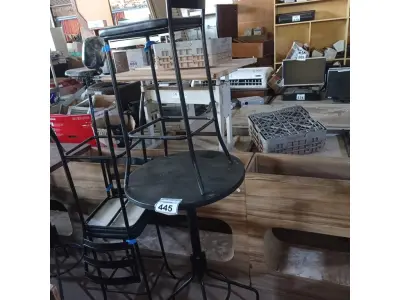 LOTE 445 - 01 MESA BISTRÔ REDONDA COM 4 BANQUETAS ALTA. (NO ESTADO) ATENÇÃO! FAZER A VISITAÇÃO ANTES DE ARREMATAR, NÃO SABEMOS SE FUNCIONA. LEILÃO NÃO TEM GARANTIA E NEM DEVOLUÇÃO, SUJEITO A POSSÍVEIS AVARIAS VISÍVEIS/OCULTAS E/OU AUSÊNCIA DE COMPONENTES.