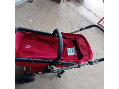 LOTE 413 - 01 CARRINHO DE BEBÊ NA COR VERMELHO.  (NO ESTADO) ATENÇÃO! FAZER A VISITAÇÃO ANTES DE ARREMATAR, NÃO SABEMOS SE FUNCIONA. LEILÃO NÃO TEM GARANTIA E NEM DEVOLUÇÃO, SUJEITO A POSSÍVEIS AVARIAS VISÍVEIS/OCULTAS E/OU AUSÊNCIA DE COMPONENTES.