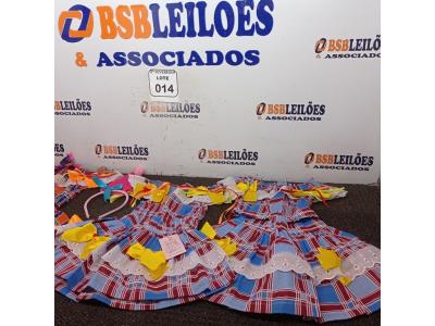 LOTE 014 - 03 CONJUNTOS JUNINOS TAMANHOS DIVERSOS, 02 TIARAS E 01 LAÇO. (NOVO) (NO ESTADO) ATENÇÃO! FAZER A VISITAÇÃO ANTES DE ARREMATAR, NÃO SABEMOS SE FUNCIONA. LEILÃO NÃO TEM GARANTIA E NEM DEVOLUÇÃO, SUJEITO A POSSÍVEIS AVARIAS VISÍVEIS/OCULTAS E/OU AUSÊNCIA DE COMPONENTES.