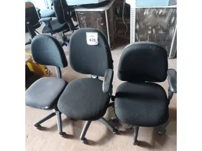 LOTE 426 - 03 CADEIRAS GIRATÓRIAS PARA ESCRITÓRIO. (NO ESTADO) ATENÇÃO! FAZER A VISITAÇÃO ANTES DE ARREMATAR, NÃO SABEMOS SE FUNCIONA. LEILÃO NÃO TEM GARANTIA E NEM DEVOLUÇÃO, SUJEITO A POSSÍVEIS AVARIAS VISÍVEIS/OCULTAS E/OU AUSÊNCIA DE COMPONENTES.