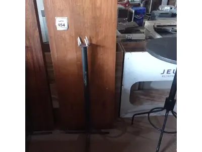 LOTE 454 - 01 MESA DE PAREDE EM MADEIRA PARA LANCHONETE. (NO ESTADO) ATENÇÃO! FAZER A VISITAÇÃO ANTES DE ARREMATAR, NÃO SABEMOS SE FUNCIONA. LEILÃO NÃO TEM GARANTIA E NEM DEVOLUÇÃO, SUJEITO A POSSÍVEIS AVARIAS VISÍVEIS/OCULTAS E/OU AUSÊNCIA DE COMPONENTES.