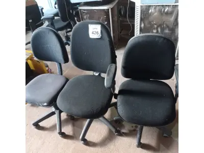 LOTE 426 - 03 CADEIRAS GIRATÓRIAS PARA ESCRITÓRIO. (NO ESTADO) ATENÇÃO! FAZER A VISITAÇÃO ANTES DE ARREMATAR, NÃO SABEMOS SE FUNCIONA. LEILÃO NÃO TEM GARANTIA E NEM DEVOLUÇÃO, SUJEITO A POSSÍVEIS AVARIAS VISÍVEIS/OCULTAS E/OU AUSÊNCIA DE COMPONENTES.