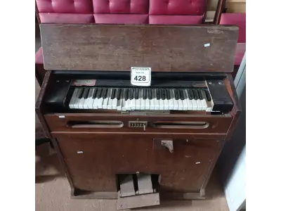 LOTE 428 - 01 PIANO /ÓRGÃO ANTIGO. (NO ESTADO) ATENÇÃO! FAZER A VISITAÇÃO ANTES DE ARREMATAR, NÃO SABEMOS SE FUNCIONA. LEILÃO NÃO TEM GARANTIA E NEM DEVOLUÇÃO, SUJEITO A POSSÍVEIS AVARIAS VISÍVEIS/OCULTAS E/OU AUSÊNCIA DE COMPONENTES.