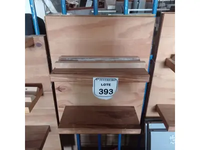 LOTE 393 - 01 PAINEL EM MADEIRA COM 2 PRATELEIRAS.  (NO ESTADO) ATENÇÃO! FAZER A VISITAÇÃO ANTES DE ARREMATAR, NÃO SABEMOS SE FUNCIONA. LEILÃO NÃO TEM GARANTIA E NEM DEVOLUÇÃO, SUJEITO A POSSÍVEIS AVARIAS VISÍVEIS/OCULTAS E/OU AUSÊNCIA DE COMPONENTES.
