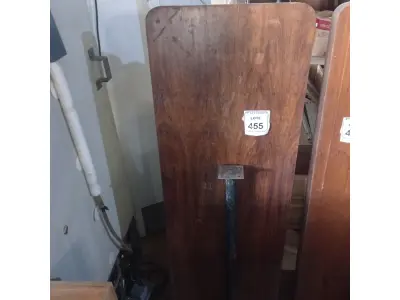 LOTE 455 - 01 MESA DE PAREDE EM MADEIRA PARA LANCHONETE. (NO ESTADO) ATENÇÃO! FAZER A VISITAÇÃO ANTES DE ARREMATAR, NÃO SABEMOS SE FUNCIONA. LEILÃO NÃO TEM GARANTIA E NEM DEVOLUÇÃO, SUJEITO A POSSÍVEIS AVARIAS VISÍVEIS/OCULTAS E/OU AUSÊNCIA DE COMPONENTES.