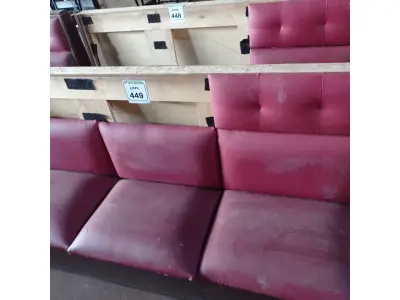 LOTE 449 - 01 SOFÁ PARA LANCHONETE 3 LUGARES. (NO ESTADO) ATENÇÃO! FAZER A VISITAÇÃO ANTES DE ARREMATAR, NÃO SABEMOS SE FUNCIONA. LEILÃO NÃO TEM GARANTIA E NEM DEVOLUÇÃO, SUJEITO A POSSÍVEIS AVARIAS VISÍVEIS/OCULTAS E/OU AUSÊNCIA DE COMPONENTES.