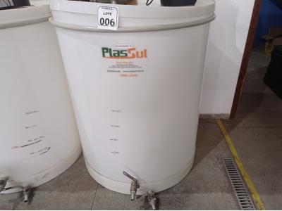 LOTE 006 - 01 FERMENTADORA DE 1MIL LITROS PP PLASUL COM TORNEIRA DE INOX. (NO ESTADO) ATENÇÃO! FAZER A VISITAÇÃO ANTES DE ARREMATAR, NÃO SABEMOS SE FUNCIONA. LEILÃO NÃO TEM GARANTIA E NEM DEVOLUÇÃO, SUJEITO A POSSÍVEIS AVARIAS VISÍVEIS/OCULTAS E/OU AUSÊNCIA DE COMPONENTES.