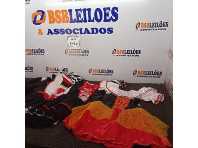 LOTE 012 - 03 VESTIDOS DE FANTASIA TAMANHO P E ACESSÓRIOS DIVERSOS. (NOVO) (NO ESTADO) ATENÇÃO! FAZER A VISITAÇÃO ANTES DE ARREMATAR, NÃO SABEMOS SE FUNCIONA. LEILÃO NÃO TEM GARANTIA E NEM DEVOLUÇÃO, SUJEITO A POSSÍVEIS AVARIAS VISÍVEIS/OCULTAS E/OU AUSÊNCIA DE COMPONENTES.