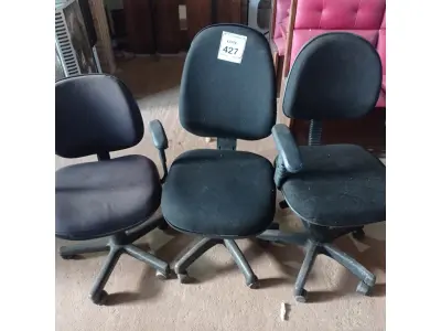 LOTE 427 - 03 CADEIRAS GIRATÓRIAS PARA ESCRITÓRIO. (NO ESTADO) ATENÇÃO! FAZER A VISITAÇÃO ANTES DE ARREMATAR, NÃO SABEMOS SE FUNCIONA. LEILÃO NÃO TEM GARANTIA E NEM DEVOLUÇÃO, SUJEITO A POSSÍVEIS AVARIAS VISÍVEIS/OCULTAS E/OU AUSÊNCIA DE COMPONENTES.