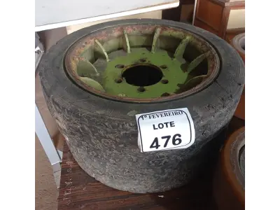 LOTE 476 - 02 RODAS COM PNEUS MACIÇOS PARA EMPILHADEIRA. (NO ESTADO) ATENÇÃO! FAZER A VISITAÇÃO ANTES DE ARREMATAR, NÃO SABEMOS SE FUNCIONA. LEILÃO NÃO TEM GARANTIA E NEM DEVOLUÇÃO, SUJEITO A POSSÍVEIS AVARIAS VISÍVEIS/OCULTAS
