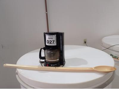 LOTE 027 - 01 CAFETEIRA ELÉTRICA E 01 COLHER EM PVC. (NO ESTADO) ATENÇÃO! FAZER A VISITAÇÃO ANTES DE ARREMATAR, NÃO SABEMOS SE FUNCIONA. LEILÃO NÃO TEM GARANTIA E NEM DEVOLUÇÃO, SUJEITO A POSSÍVEIS AVARIAS VISÍVEIS/OCULTAS E/OU AUSÊNCIA DE COMPONENTES.
