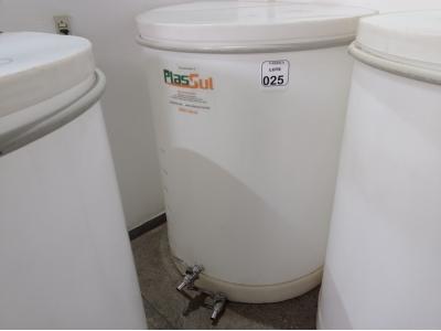 LOTE 025 - 01 FERMENTADORA DE 1MIL LITROS PP PLASUL COM TORNEIRA DE INOX. (NO ESTADO) ATENÇÃO! FAZER A VISITAÇÃO ANTES DE ARREMATAR, NÃO SABEMOS SE FUNCIONA. LEILÃO NÃO TEM GARANTIA E NEM DEVOLUÇÃO, SUJEITO A POSSÍVEIS AVARIAS VISÍVEIS/OCULTAS E/OU AUSÊNCIA DE COMPONENTES.