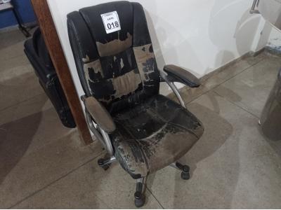 LOTE 018 - 01 CADEIRA GIRATÓRIA PARA ESCRITÓRIO. (NO ESTADO) ATENÇÃO! FAZER A VISITAÇÃO ANTES DE ARREMATAR, NÃO SABEMOS SE FUNCIONA. LEILÃO NÃO TEM GARANTIA E NEM DEVOLUÇÃO, SUJEITO A POSSÍVEIS AVARIAS VISÍVEIS/OCULTAS E/OU AUSÊNCIA DE COMPONENTES.
