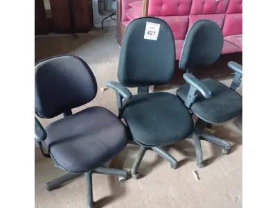 LOTE 427 - 03 CADEIRAS GIRATÓRIAS PARA ESCRITÓRIO. (NO ESTADO) ATENÇÃO! FAZER A VISITAÇÃO ANTES DE ARREMATAR, NÃO SABEMOS SE FUNCIONA. LEILÃO NÃO TEM GARANTIA E NEM DEVOLUÇÃO, SUJEITO A POSSÍVEIS AVARIAS VISÍVEIS/OCULTAS E/OU AUSÊNCIA DE COMPONENTES.