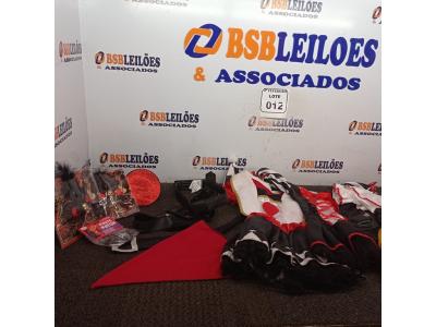 LOTE 012 - 03 VESTIDOS DE FANTASIA TAMANHO P E ACESSÓRIOS DIVERSOS. (NOVO) (NO ESTADO) ATENÇÃO! FAZER A VISITAÇÃO ANTES DE ARREMATAR, NÃO SABEMOS SE FUNCIONA. LEILÃO NÃO TEM GARANTIA E NEM DEVOLUÇÃO, SUJEITO A POSSÍVEIS AVARIAS VISÍVEIS/OCULTAS E/OU AUSÊNCIA DE COMPONENTES.