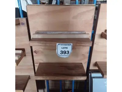 LOTE 393 - 01 PAINEL EM MADEIRA COM 2 PRATELEIRAS.  (NO ESTADO) ATENÇÃO! FAZER A VISITAÇÃO ANTES DE ARREMATAR, NÃO SABEMOS SE FUNCIONA. LEILÃO NÃO TEM GARANTIA E NEM DEVOLUÇÃO, SUJEITO A POSSÍVEIS AVARIAS VISÍVEIS/OCULTAS E/OU AUSÊNCIA DE COMPONENTES.