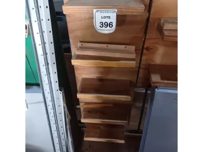 LOTE 396 - 01 PAINEL EM MADEIRA COM 5 PRATELEIRAS.  (NO ESTADO) ATENÇÃO! FAZER A VISITAÇÃO ANTES DE ARREMATAR, NÃO SABEMOS SE FUNCIONA. LEILÃO NÃO TEM GARANTIA E NEM DEVOLUÇÃO, SUJEITO A POSSÍVEIS AVARIAS VISÍVEIS/OCULTAS E/OU AUSÊNCIA DE COMPONENTES.