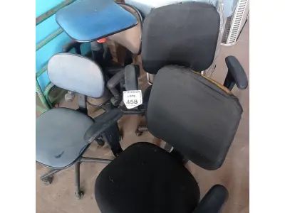 LOTE 458 - 05 CADEIRAS. (NO ESTADO) ATENÇÃO! FAZER A VISITAÇÃO ANTES DE ARREMATAR, NÃO SABEMOS SE FUNCIONA. LEILÃO NÃO TEM GARANTIA E NEM DEVOLUÇÃO, SUJEITO A POSSÍVEIS AVARIAS VISÍVEIS/OCULTAS E/OU AUSÊNCIA DE COMPONENTES.