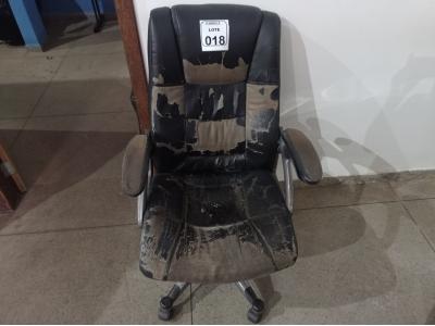 LOTE 018 - 01 CADEIRA GIRATÓRIA PARA ESCRITÓRIO. (NO ESTADO) ATENÇÃO! FAZER A VISITAÇÃO ANTES DE ARREMATAR, NÃO SABEMOS SE FUNCIONA. LEILÃO NÃO TEM GARANTIA E NEM DEVOLUÇÃO, SUJEITO A POSSÍVEIS AVARIAS VISÍVEIS/OCULTAS E/OU AUSÊNCIA DE COMPONENTES.
