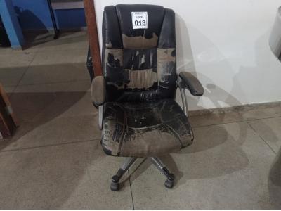 LOTE 018 - 01 CADEIRA GIRATÓRIA PARA ESCRITÓRIO. (NO ESTADO) ATENÇÃO! FAZER A VISITAÇÃO ANTES DE ARREMATAR, NÃO SABEMOS SE FUNCIONA. LEILÃO NÃO TEM GARANTIA E NEM DEVOLUÇÃO, SUJEITO A POSSÍVEIS AVARIAS VISÍVEIS/OCULTAS E/OU AUSÊNCIA DE COMPONENTES.
