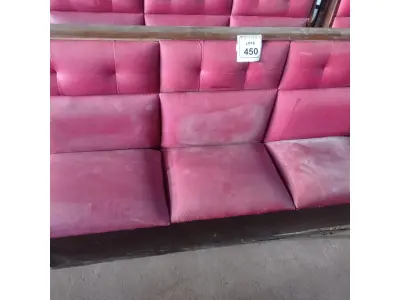 LOTE 450 - 01 SOFÁ PARA LANCHONETE 3 LUGARES. (NO ESTADO) ATENÇÃO! FAZER A VISITAÇÃO ANTES DE ARREMATAR, NÃO SABEMOS SE FUNCIONA. LEILÃO NÃO TEM GARANTIA E NEM DEVOLUÇÃO, SUJEITO A POSSÍVEIS AVARIAS VISÍVEIS/OCULTAS E/OU AUSÊNCIA DE COMPONENTES.