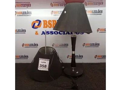 LOTE 358 - 02 ABAJURES INCOMPLETOS. (NO ESTADO) ATENÇÃO! FAZER A VISITAÇÃO ANTES DE ARREMATAR, NÃO SABEMOS SE FUNCIONA. LEILÃO NÃO TEM GARANTIA E NEM DEVOLUÇÃO, SUJEITO A POSSÍVEIS AVARIAS VISÍVEIS/OCULTAS E/OU AUSÊNCIA DE COMPONENTES.