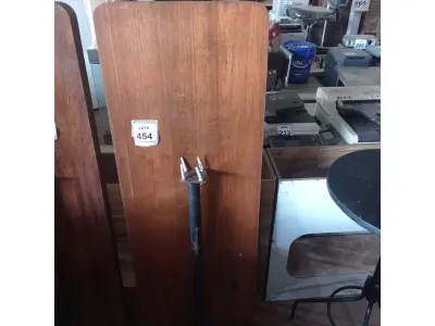LOTE 454 - 01 MESA DE PAREDE EM MADEIRA PARA LANCHONETE. (NO ESTADO) ATENÇÃO! FAZER A VISITAÇÃO ANTES DE ARREMATAR, NÃO SABEMOS SE FUNCIONA. LEILÃO NÃO TEM GARANTIA E NEM DEVOLUÇÃO, SUJEITO A POSSÍVEIS AVARIAS VISÍVEIS/OCULTAS E/OU AUSÊNCIA DE COMPONENTES.