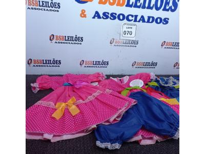 LOTE 070 - 03 VESTIDOS INFANTIL JUNINO COM SHORTINHO, SENDO 02 TAMANHOS 02. (NO ESTADO) ATENÇÃO! FAZER A VISITAÇÃO ANTES DE ARREMATAR, NÃO SABEMOS SE FUNCIONA. LEILÃO NÃO TEM GARANTIA E NEM DEVOLUÇÃO, SUJEITO A POSSÍVEIS AVARIAS VISÍVEIS/OCULTAS E/OU AUSÊNCIA DE COMPONENTES.