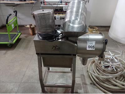 LOTE 005 - 01 DESPOLPADEIRA DE FRUTAS INOX MODELO MDP_500 ,500KG/HORA 03 CAVALOS MAX MACHINE.  (NO ESTADO) ATENÇÃO! FAZER A VISITAÇÃO ANTES DE ARREMATAR, NÃO SABEMOS SE FUNCIONA. LEILÃO NÃO TEM GARANTIA E NEM DEVOLUÇÃO, SUJEITO A POSSÍVEIS AVARIAS VISÍVEIS/OCULTAS E/OU AUSÊNCIA DE COMPONENTES.