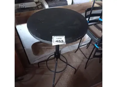 LOTE 453 - 01 MESA BISTRÔ REDONDA COM 4 BANQUETAS ALTA. (NO ESTADO) ATENÇÃO! FAZER A VISITAÇÃO ANTES DE ARREMATAR, NÃO SABEMOS SE FUNCIONA. LEILÃO NÃO TEM GARANTIA E NEM DEVOLUÇÃO, SUJEITO A POSSÍVEIS AVARIAS VISÍVEIS/OCULTAS E/OU AUSÊNCIA DE COMPONENTES.