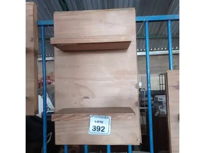 LOTE 392 - 01 PAINEL EM MADEIRA COM 2 PRATELEIRAS.  (NO ESTADO) ATENÇÃO! FAZER A VISITAÇÃO ANTES DE ARREMATAR, NÃO SABEMOS SE FUNCIONA. LEILÃO NÃO TEM GARANTIA E NEM DEVOLUÇÃO, SUJEITO A POSSÍVEIS AVARIAS VISÍVEIS/OCULTAS E/OU AUSÊNCIA DE COMPONENTES.