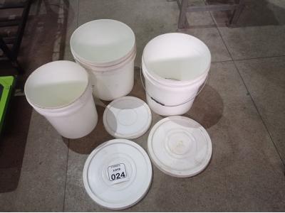 LOTE 024 - 03 BALDES ALIMENTÍCIOS DE 18 E 30 L. (NO ESTADO) ATENÇÃO! FAZER A VISITAÇÃO ANTES DE ARREMATAR, NÃO SABEMOS SE FUNCIONA. LEILÃO NÃO TEM GARANTIA E NEM DEVOLUÇÃO, SUJEITO A POSSÍVEIS AVARIAS VISÍVEIS/OCULTAS E/OU AUSÊNCIA DE COMPONENTES.