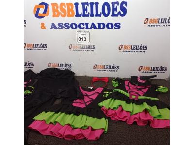 LOTE 013 - 03 VESTIDOS DE BRUXINHA, SENDO 02 COM ACESSÓRIOS COMPLETOS TAMANHO M E 01 FANTASIA MORTIÇA COM CAPA E LENÇO TAMANHO P. (NOVO) (NO ESTADO) ATENÇÃO! FAZER A VISITAÇÃO ANTES DE ARREMATAR, NÃO SABEMOS SE FUNCIONA. LEILÃO NÃO TEM GARANTIA E NEM DEVOLUÇÃO, SUJEITO A POSSÍVEIS AVARIAS VISÍVEIS/OCULTAS E/OU AUSÊNCIA DE COMPONENTES.