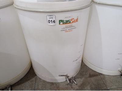 LOTE 014 - 01 FERMENTADORA DE 1MIL LITROS PP PLASUL COM TORNEIRA DE INOX. (NO ESTADO) ATENÇÃO! FAZER A VISITAÇÃO ANTES DE ARREMATAR, NÃO SABEMOS SE FUNCIONA. LEILÃO NÃO TEM GARANTIA E NEM DEVOLUÇÃO, SUJEITO A POSSÍVEIS AVARIAS VISÍVEIS/OCULTAS E/OU AUSÊNCIA DE COMPONENTES.