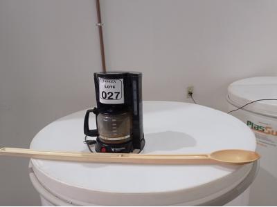 LOTE 027 - 01 CAFETEIRA ELÉTRICA E 01 COLHER EM PVC. (NO ESTADO) ATENÇÃO! FAZER A VISITAÇÃO ANTES DE ARREMATAR, NÃO SABEMOS SE FUNCIONA. LEILÃO NÃO TEM GARANTIA E NEM DEVOLUÇÃO, SUJEITO A POSSÍVEIS AVARIAS VISÍVEIS/OCULTAS E/OU AUSÊNCIA DE COMPONENTES.