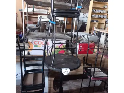 LOTE 452 - 01 MESA BISTRÔ REDONDA COM 4 BANQUETAS ALTA. (NO ESTADO) ATENÇÃO! FAZER A VISITAÇÃO ANTES DE ARREMATAR, NÃO SABEMOS SE FUNCIONA. LEILÃO NÃO TEM GARANTIA E NEM DEVOLUÇÃO, SUJEITO A POSSÍVEIS AVARIAS VISÍVEIS/OCULTAS E/OU AUSÊNCIA DE COMPONENTES.