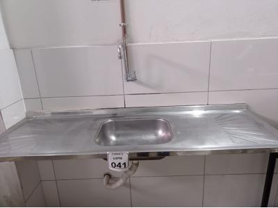 LOTE 041 - 01 PIA EM INOX 1,50CM X 0,53CM COM TORNEIRA. (NO ESTADO) ATENÇÃO! FAZER A VISITAÇÃO ANTES DE ARREMATAR, NÃO SABEMOS SE FUNCIONA. LEILÃO NÃO TEM GARANTIA E NEM DEVOLUÇÃO, SUJEITO A POSSÍVEIS AVARIAS VISÍVEIS/OCULTAS E/OU AUSÊNCIA DE COMPONENTES.