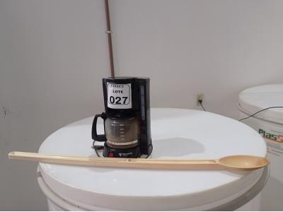 LOTE 027 - 01 CAFETEIRA ELÉTRICA E 01 COLHER EM PVC. (NO ESTADO) ATENÇÃO! FAZER A VISITAÇÃO ANTES DE ARREMATAR, NÃO SABEMOS SE FUNCIONA. LEILÃO NÃO TEM GARANTIA E NEM DEVOLUÇÃO, SUJEITO A POSSÍVEIS AVARIAS VISÍVEIS/OCULTAS E/OU AUSÊNCIA DE COMPONENTES.