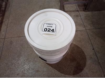 LOTE 024 - 03 BALDES ALIMENTÍCIOS DE 18 E 30 L. (NO ESTADO) ATENÇÃO! FAZER A VISITAÇÃO ANTES DE ARREMATAR, NÃO SABEMOS SE FUNCIONA. LEILÃO NÃO TEM GARANTIA E NEM DEVOLUÇÃO, SUJEITO A POSSÍVEIS AVARIAS VISÍVEIS/OCULTAS E/OU AUSÊNCIA DE COMPONENTES.