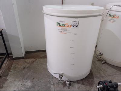 LOTE 012 - 01 FERMENTADORA DE 1MIL LITROS PP PLASUL COM TORNEIRA DE INOX. (NO ESTADO) ATENÇÃO! FAZER A VISITAÇÃO ANTES DE ARREMATAR, NÃO SABEMOS SE FUNCIONA. LEILÃO NÃO TEM GARANTIA E NEM DEVOLUÇÃO, SUJEITO A POSSÍVEIS AVARIAS VISÍVEIS/OCULTAS E/OU AUSÊNCIA DE COMPONENTES.