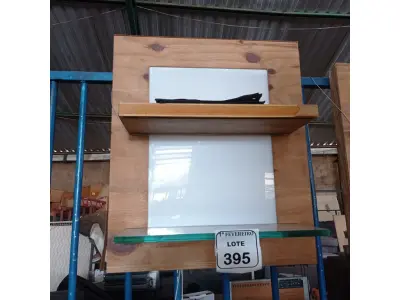 LOTE 395 - 01 PAINEL EM MADEIRA COM 2 PRATELEIRAS.  (NO ESTADO) ATENÇÃO! FAZER A VISITAÇÃO ANTES DE ARREMATAR, NÃO SABEMOS SE FUNCIONA. LEILÃO NÃO TEM GARANTIA E NEM DEVOLUÇÃO, SUJEITO A POSSÍVEIS AVARIAS VISÍVEIS/OCULTAS E/OU AUSÊNCIA DE COMPONENTES.