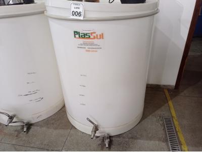 LOTE 006 - 01 FERMENTADORA DE 1MIL LITROS PP PLASUL COM TORNEIRA DE INOX. (NO ESTADO) ATENÇÃO! FAZER A VISITAÇÃO ANTES DE ARREMATAR, NÃO SABEMOS SE FUNCIONA. LEILÃO NÃO TEM GARANTIA E NEM DEVOLUÇÃO, SUJEITO A POSSÍVEIS AVARIAS VISÍVEIS/OCULTAS E/OU AUSÊNCIA DE COMPONENTES.