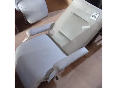 LOTE 433 - 01 POLTRONA. (NO ESTADO) ATENÇÃO! FAZER A VISITAÇÃO ANTES DE ARREMATAR, NÃO SABEMOS SE FUNCIONA. LEILÃO NÃO TEM GARANTIA E NEM DEVOLUÇÃO, SUJEITO A POSSÍVEIS AVARIAS VISÍVEIS/OCULTAS E/OU AUSÊNCIA DE COMPONENTES.