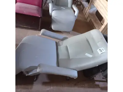 LOTE 433 - 01 POLTRONA. (NO ESTADO) ATENÇÃO! FAZER A VISITAÇÃO ANTES DE ARREMATAR, NÃO SABEMOS SE FUNCIONA. LEILÃO NÃO TEM GARANTIA E NEM DEVOLUÇÃO, SUJEITO A POSSÍVEIS AVARIAS VISÍVEIS/OCULTAS E/OU AUSÊNCIA DE COMPONENTES.