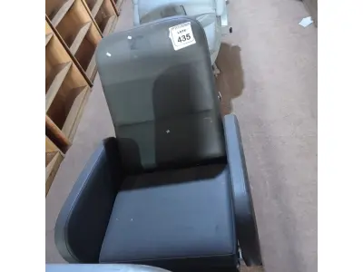 LOTE 435 - 01 CADEIRA DE DESCANSO. (NO ESTADO) ATENÇÃO! FAZER A VISITAÇÃO ANTES DE ARREMATAR, NÃO SABEMOS SE FUNCIONA. LEILÃO NÃO TEM GARANTIA E NEM DEVOLUÇÃO, SUJEITO A POSSÍVEIS AVARIAS VISÍVEIS/OCULTAS E/OU AUSÊNCIA DE COMPONENTES.