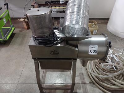 LOTE 005 - 01 DESPOLPADEIRA DE FRUTAS INOX MODELO MDP_500 ,500KG/HORA 03 CAVALOS MAX MACHINE.  (NO ESTADO) ATENÇÃO! FAZER A VISITAÇÃO ANTES DE ARREMATAR, NÃO SABEMOS SE FUNCIONA. LEILÃO NÃO TEM GARANTIA E NEM DEVOLUÇÃO, SUJEITO A POSSÍVEIS AVARIAS VISÍVEIS/OCULTAS E/OU AUSÊNCIA DE COMPONENTES.