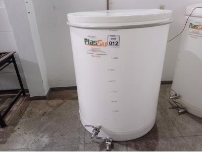 LOTE 012 - 01 FERMENTADORA DE 1MIL LITROS PP PLASUL COM TORNEIRA DE INOX. (NO ESTADO) ATENÇÃO! FAZER A VISITAÇÃO ANTES DE ARREMATAR, NÃO SABEMOS SE FUNCIONA. LEILÃO NÃO TEM GARANTIA E NEM DEVOLUÇÃO, SUJEITO A POSSÍVEIS AVARIAS VISÍVEIS/OCULTAS E/OU AUSÊNCIA DE COMPONENTES.